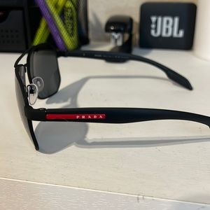 Brand new sunglasses only worn 2 times! Original package included!